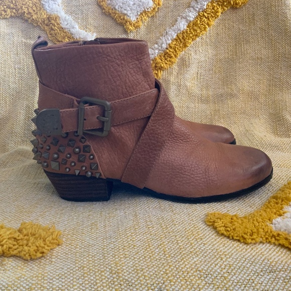 Vince Camuto Steampunk Studded Buckle Side Zipper Tan Leather Ankle boots SIZE 7 - Picture 5 of 11